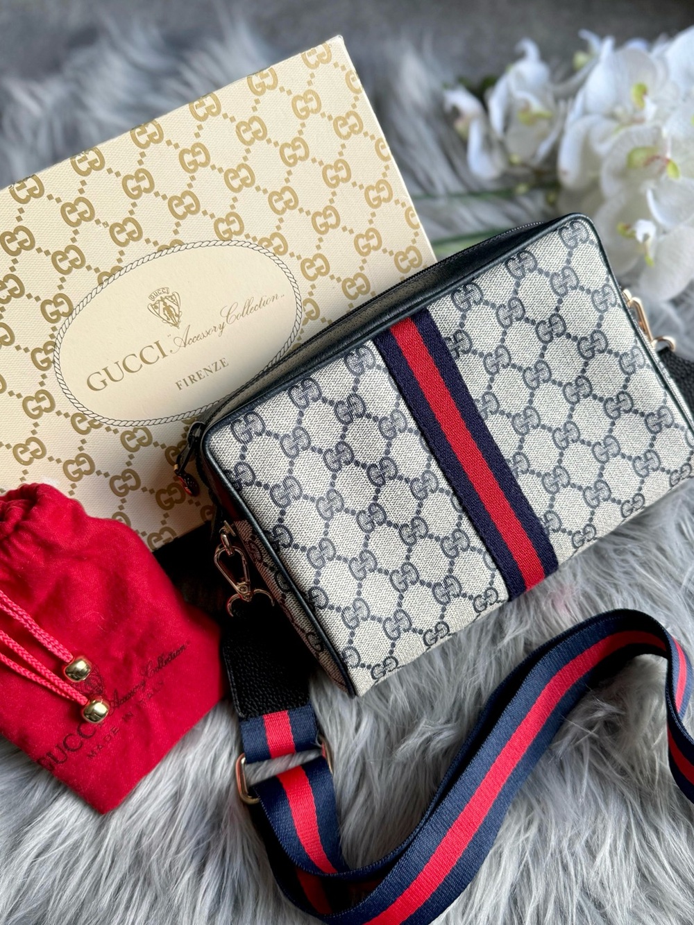 Authentic Gucci vintage web sherry line crossbody bag 63.01.012